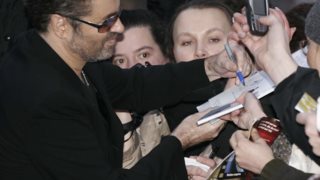 George Michael
 
: Η ταραχώδης ζωή του, ο εθισμός στις ουσίες, η κατάθλιψη και τα Μέσα που προσπάθησαν να τον καταστρέψουν