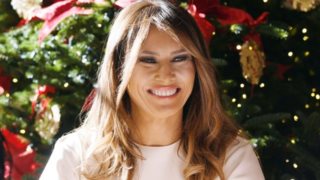 Melania Trump: Η συγκλονιστική της εμφάνιση στον στολισμένο Λευκό Οίκο