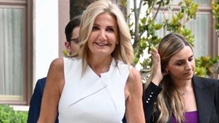 Μαρέβα Μητσοτάκη | Η χαλαρή εμφάνιση στην Τήνο με wide leg cargo παντελόνι