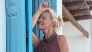 Γενέθλια για τη Ζέτα Μακρυπούλια - Η εξωτική φωτογράφισή της στην παραλία