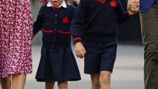 Πριγκίπισσα Charlotte – πρίγκιπας George 
: Με αυτή την φωτογραφία γιόρτασαν την πρώτη ημέρα στο σχολείο