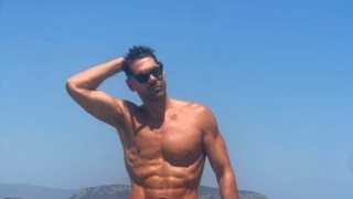 Ο Γιάννης Σπαλιάρας σε ρομαντική εξόρμηση στην Ανάφη με ιδιωτικό τζετ