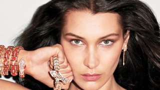 Bella Hadid
: Ποζάρει topless για το περιοδικό V και το φακό του Terry Richardson