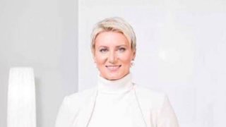 Νατάσα Παζαΐτη
: Φωτογραφίζει την πανέμορφη κόρη της, Αλίκη