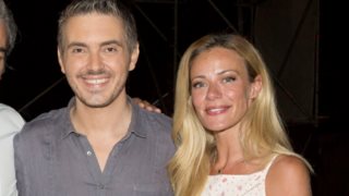 Ο Μιχάλης Χατζηγιάννης στη  Ζέτα Μακρυπούλια | Η τρυφερή κίνηση στο τέλος της παράστασης