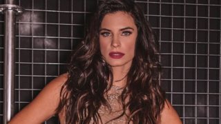 Χριστίνα Μπόμπα: Το πιο ιδιαίτερο φόρεμά της το φιλούσε για τον ημιτελικό του The Voice
