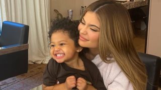 Hollywood Report #HomeEdition: Το #pillowchallenge της Anne Hathaway &amp; η καραντίνα της Kylie Jenner