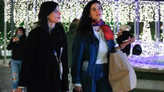 Η Χριστίνα Μπόμπα σε χαλαρές στιγμές με την αδερφή της, Ελίνα