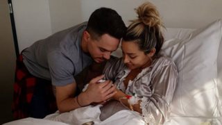 Λευτέρης Πετρούνιας: Χορεύει με την κόρη του αγκαλιά!