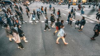 Λίγοι εμβολιασμοί, νέο κύμα κορονοϊού και έρχεται και η γρίπη - Τι θα πουν οι ειδικοί το απόγευμα