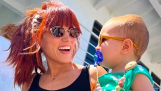 Η Μαίρη Συνατσάκη αποκαλύπτει τον ιδιαίτερο τρόπο που υποδέχτηκε την Πρωτομαγιά με την κόρη της