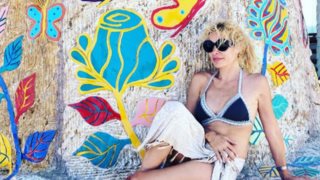 Ελένη Μενεγάκη: Ποζάρει στην παραλία στην Ίο! Δείτε τη φωτογραφία