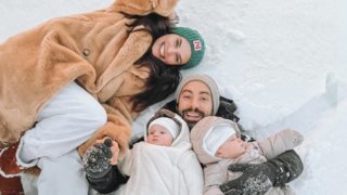 Ο Σάκης Τανιμανίδης &amp; η Χριστίνα Μπόμπα στην πιο cute φωτογραφία που είδες σήμερα με τις δίδυμες στο χιόνι