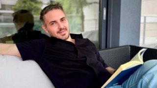 Ο Μιχάλης Χατζηγιάννης σε σπάνια φωτογραφία με την μητέρα του