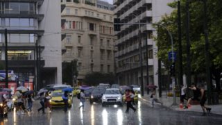 Αστατος ο καιρός την Κυριακή: Σε ποιές περιοχές θα σημειωθούν βροχές και καταιγίδες