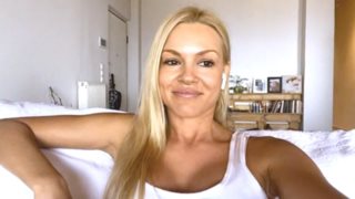 H Βίκυ Κάβουρα ποζάρει μόνο με το μαγιό της!