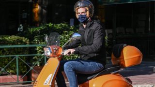 Ο Κώστας Μπακογιάννης στο κέντρο της Αθήνας όπως δεν τον έχουμε ξαναδεί!