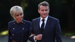 Brigitte Macron | Αγκαζέ με τον Emmanuel Macron κατά την άφιξή τους στη σύνοδο κορυφής του ΝΑΤΟ