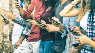 Τι δείχνει η υπερέκθεση στα social media &amp; o εθισμός στο διαδίκτυο;: Ο Δρ. Διονύσης Βαλλιανάτος μιλά για μία «ασθένεια χωρίς γιατρειά»