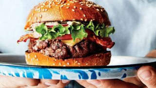 Οι κορυφαίοι σεφ του πλανήτη σε συμβουλεύουν για το τέλειο burger
: Φτιάξε το απόλυτο burger ακολουθώντας τις συμβουλές!
