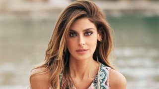 Ανθή Σαλαγκούδη | Ποζάρει με το λευκό μαγιό της με φόντο το ηλιοβασίλεμα