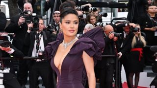 Η Salma Hayek χορεύει το "Hips Don't Lie" όπως η Shakira και γίνεται viral