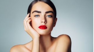 Αυτό είναι το καλύτερο προϊόν φροντίδας για μακριές βλεφαρίδες και πλούσια φρύδια