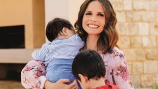 Ελένη Καρποντίνη: Ποζάρει πρώτη φορά με τους γιους της και μιλάει για τον ρόλο της μητρότητας: «Είμαι ροκ μαμά»