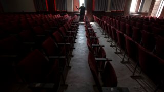 Καταγγελία - σοκ για γνωστό ηθοποιό: ''Με έπιασε από τον λαιμό, με χαστούκισε και έβαλε το χέρι του μέσα μου''