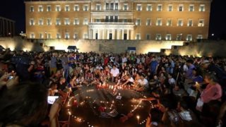 «Μία συγγνώμη από εμάς σε εσάς εκεί ψηλά»: Σιωπηλή συγκέντρωση στο Σύνταγμα για τα θύματα της πυρκαγιάς