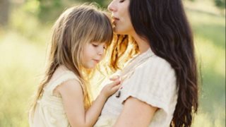 MamaPost by The Mamagers
: «Δεν φτάνει ν’ αγαπάς τα παιδιά σου, χρειάζεται και να τα συμπονάς»
