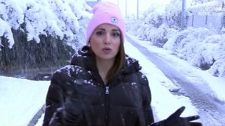 Η Σταματίνα Τσιμτσιλή σε ρόλο ρεπόρτερ κάνει ανταπόκριση από τα χιόνια