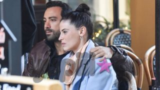 Σάκης Τανιμανίδης &amp; Χριστίνα Μπόμπα: Βόλτα στην Αθήνα με τη μητέρα και την αδερφή του παρουσιαστή!