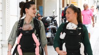 Η Χριστίνα Μπόμπα με τις δίδυμες κόρες στον μάρσιπο είναι ό,τι πιο cute είδες σήμερα!