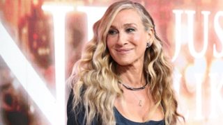 Η Sarah Jessica Parker ετοιμάζεται για την πρεμιέρα του And Just Like That, ακούγοντας ένα ελληνικό τραγούδι των 00s