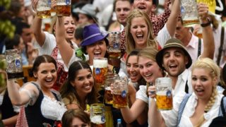 Ποιοι είναι οι πιο ευτυχισμένοι λαοί στον κόσμο: Τι δείχνει η Παγκόσμια Έκθεση για τον δείκτη Ευτυχίας το 2017