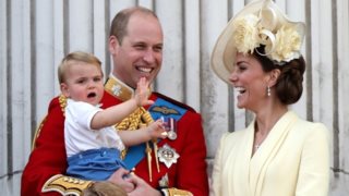 Ο πρίγκιπας Louis έγινε δύο ετών: Τα νέα πορτραίτα για τα γενέθλια του
