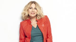 Η Σμαράγδα Καρύδη φόρεσε το τζιν που προτιμούν όλες οι fashionistas τον χειμώνα