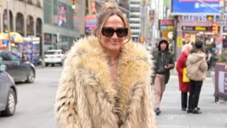 Η απαξιωτική στάση της Jennifer Lopez απέναντι σε δημοσιογράφο που έγινε viral στο TikTok (βίντεο)