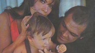 24 Χρόνια Χωρίς Την Τζένη Καρέζη: Η ζωή της μέσα από σπάνιες φωτογραφίες