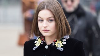 Emma Corrin: Περιγράφει τη στιγμή που φόρεσε το νυφικό της Diana για το The Crown
