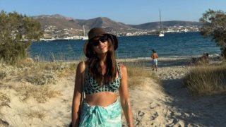 Η Σταματίνα Τσιμτσιλή ποζάρει με τη μαμά της με φόντο το ηλιοβασίλεμα της Πάρου