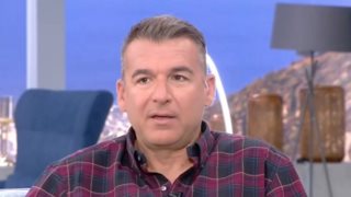 Γιώργος Λιάγκας: &quot;Του είπα μη γυρίσεις στο θέατρο, θα μαζευτεί απ’ έξω κόσμος και θα σου πετάνε γιαούρτια και ντομάτες&quot;