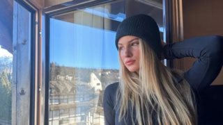 Η απόλυτη καλλονή | Η Άννα Μαρία Ίβιτς βολτάρει στο Λονδίνο ντυμένη στα λευκά