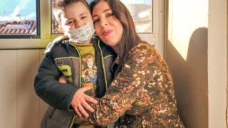 Η viral φωτογραφία της Μάρθας Καραγιάννη με τον Φοίβο Βουτσά