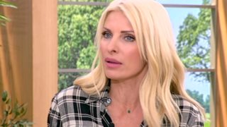 Ελένη Μενεγάκη: Η εξομολόγηση για τις τύψεις που νιώθει απέναντι στα παιδιά της!