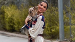 Η Σταματίνα Τσιμτσιλή με το φόρεμα που θα φορέσεις αυτόν τον μήνα