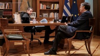 Συνάντηση Μητσοτάκη -Τσιόδρα στο Μαξίμου: Νέα μέτρα στο επίκεντρο
