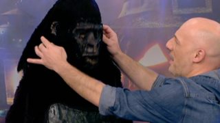 Καλό Μεσημεράκι

: Ποια κρυβόταν πίσω από τη μάσκα του εισβολέα στην εκπομπή του Μουτσινά;