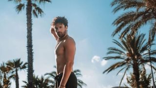 Κωνσταντίνος Αργυρός: Ποζάρει στον φακό του Στέφανου Τσιτσιπά μόνο με το μαγιό του!